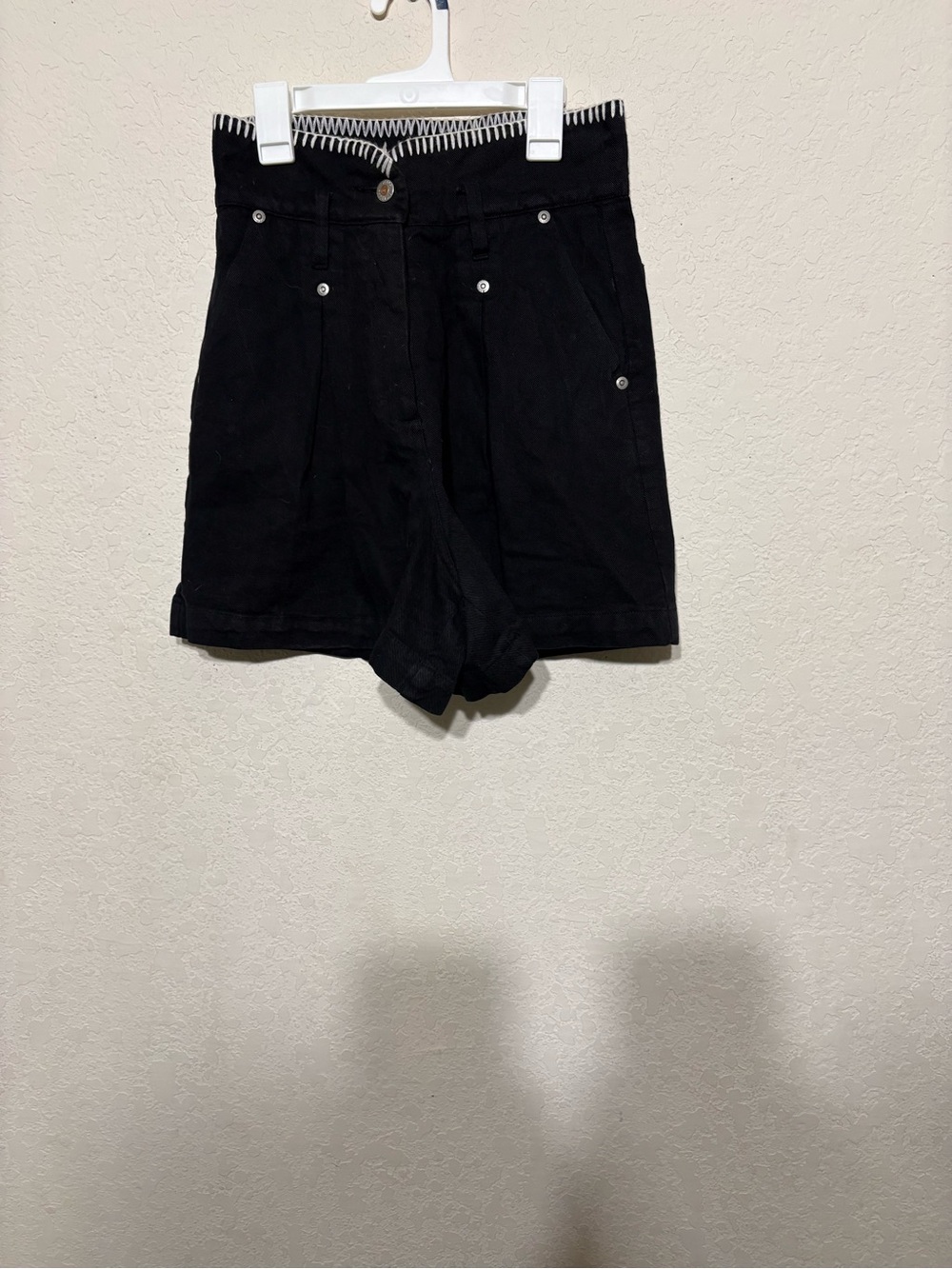 Swagger vintage 90’s High-Rise Black Pleated Embroidered Shorts